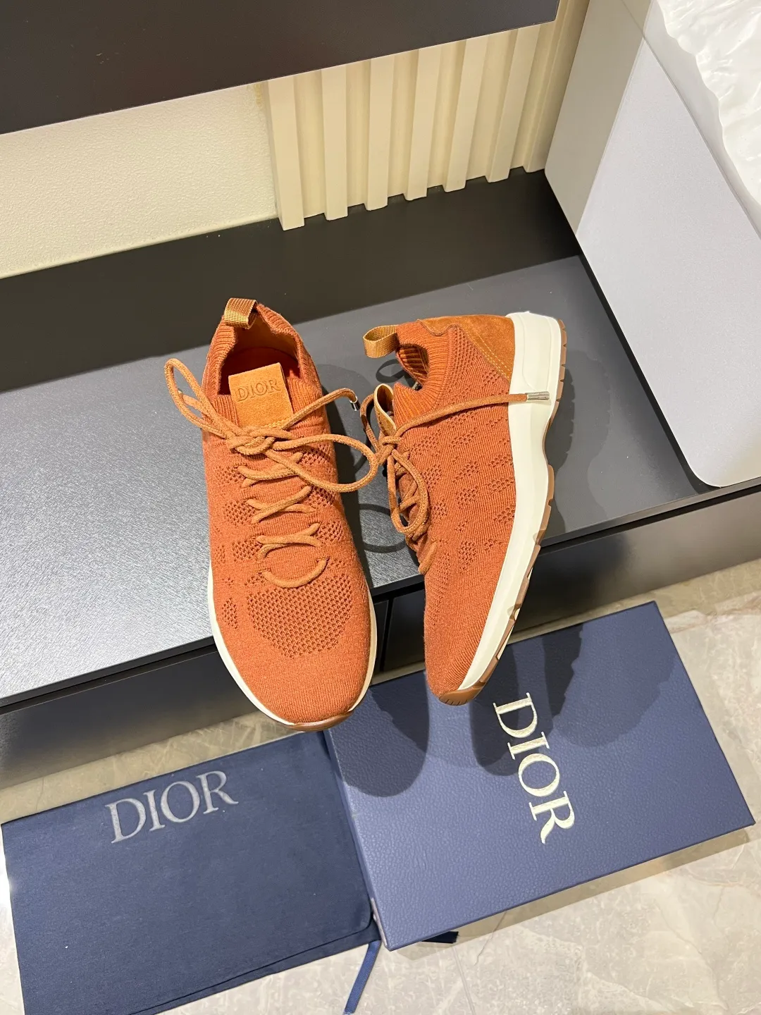 p380 Dior B80 sneakers are a new product of Dior men's series, focusing on comfort and fashion. The upper is made of breathable mesh + fabric splicing, which is lightweight and fits the shape of the foot, making it super comfortable for daily wear. The sole is made of rubber, which has great grip and wear resistance, and is suitable for commuting or light sports. The overall style is simple, the gray tone is versatile, and the shoelaces are adjustable for a more stable fit. Designed by Kim Jones, it is both practical and trendy. It is one of the new hot items in early spring①. size: 38-45 (45 customized)